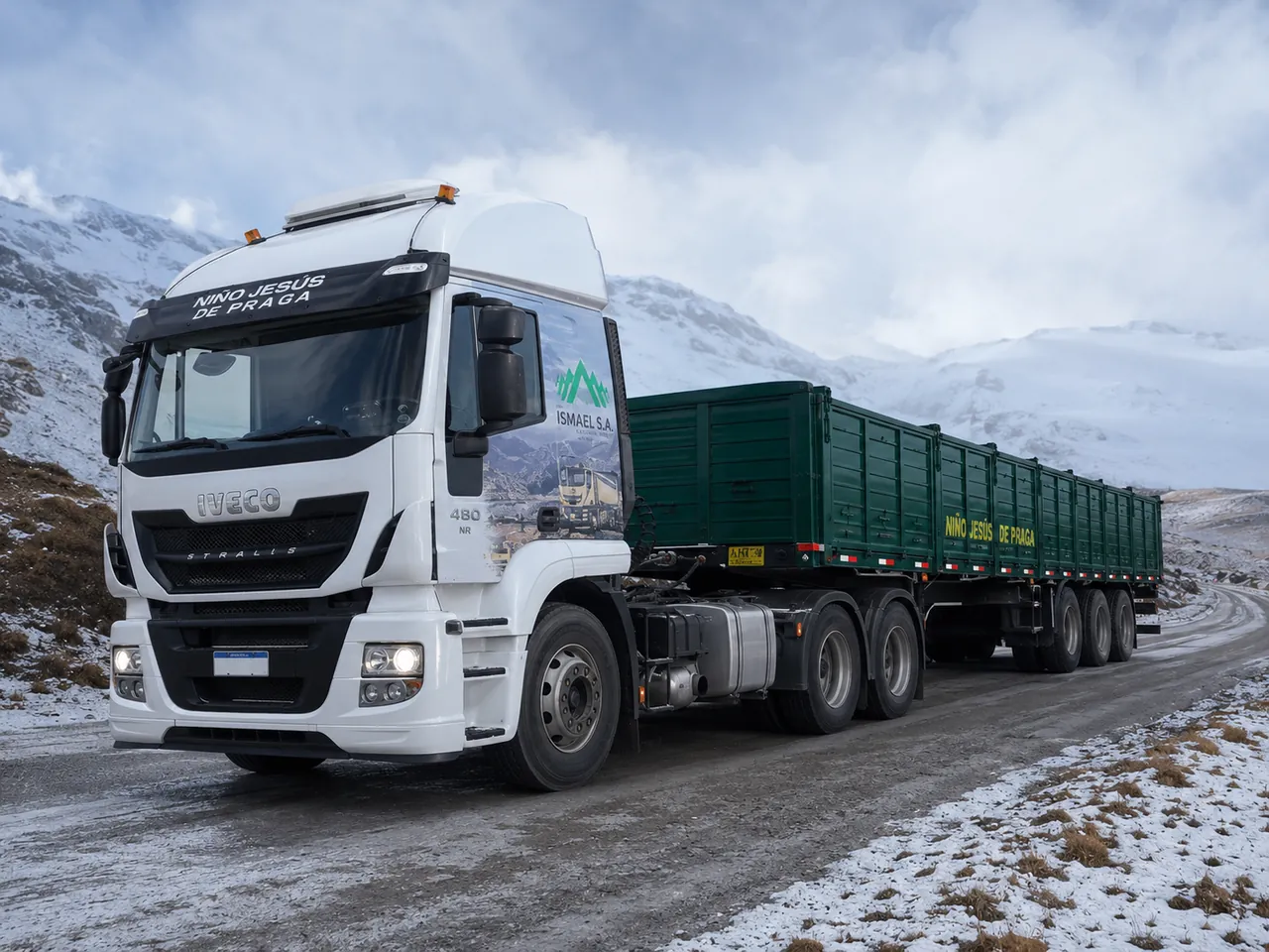 IVECO Stralis 480 con Semirremolque Niño Jesús de Praga